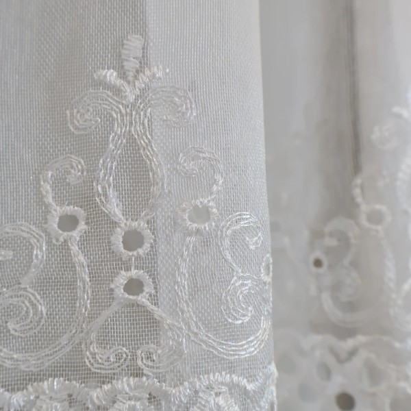 Prosta biała firana z haftem i lambrekinem 063 – Firany – zdjęcie 4