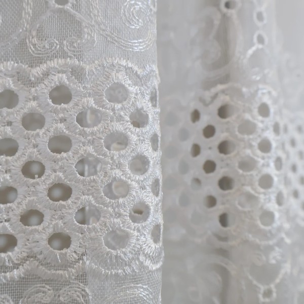 Prosta biała firana z haftem i lambrekinem 063 – Firany – zdjęcie 7