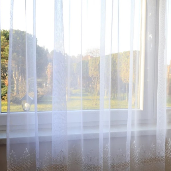 Prosta biała firana z haftem i lambrekinem 063 – Firany – zdjęcie 6