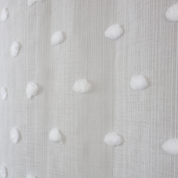 Biała zasłona z pomponikami – naturalny wygląd 170