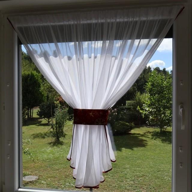 Firana cukierek biała z bordową lamówką Święta 223 – Firany – zdjęcie 3