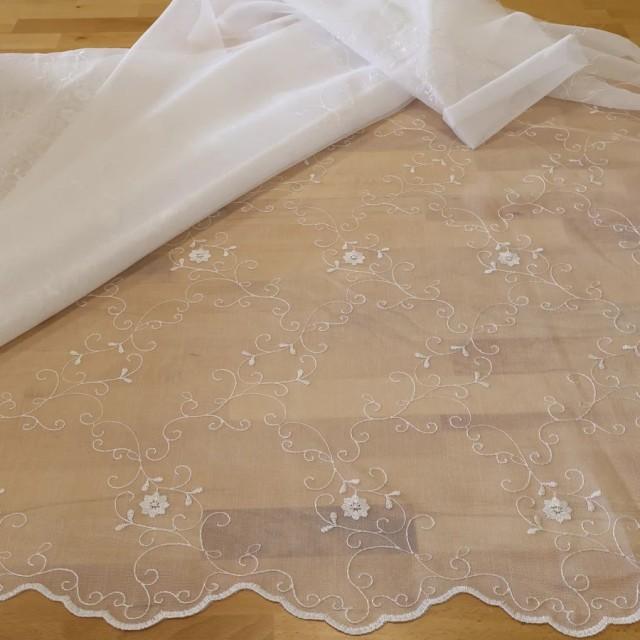 Tkanina firana haftowana z kantą 241 – Na metry – zdjęcie 1