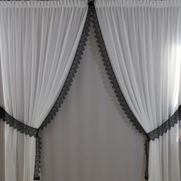 Firana śmietankowa upinana na boki z czarną gipiurą 064 – Firany – zdjęcie 1