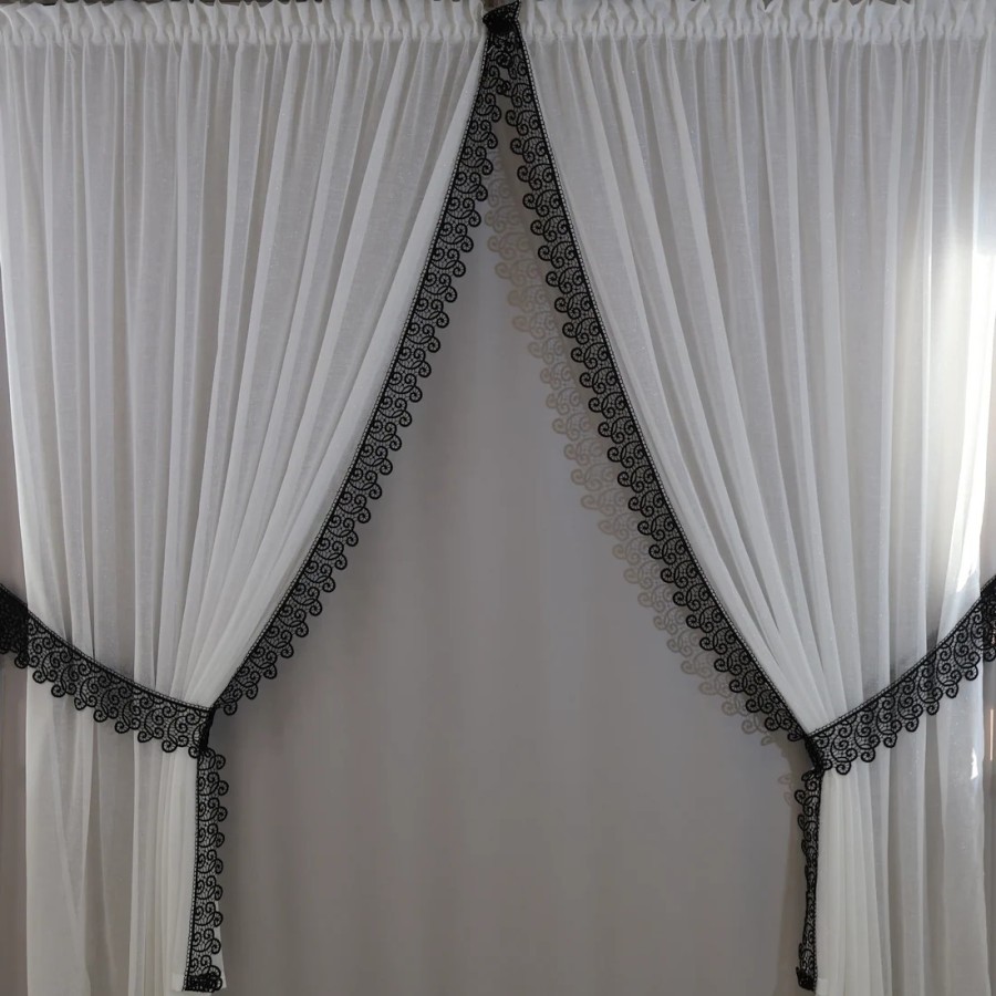 Firana śmietankowa upinana na boki z czarną gipiurą 064 – Firany – zdjęcie 1