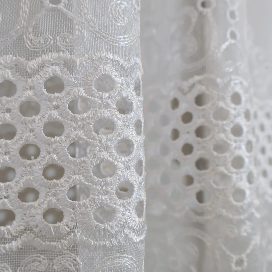 Prosta biała firana z haftem i lambrekinem 063 – Firany – zdjęcie 7