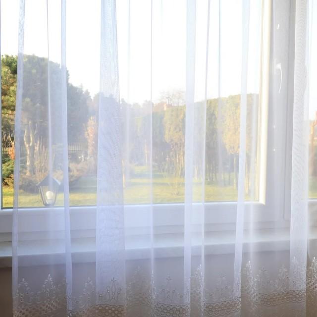 Prosta biała firana z haftem i lambrekinem 063 – Firany – zdjęcie 6