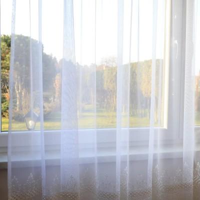 Prosta biała firana z haftem i lambrekinem 063 – Firany – zdjęcie 6