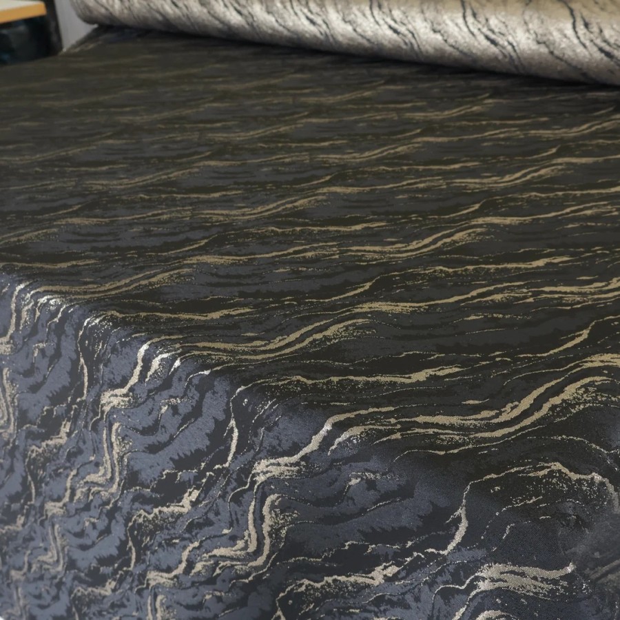 Tkanina na obrus plamoodporny marmurek czarno złoty 315 – Na metry – zdjęcie 2