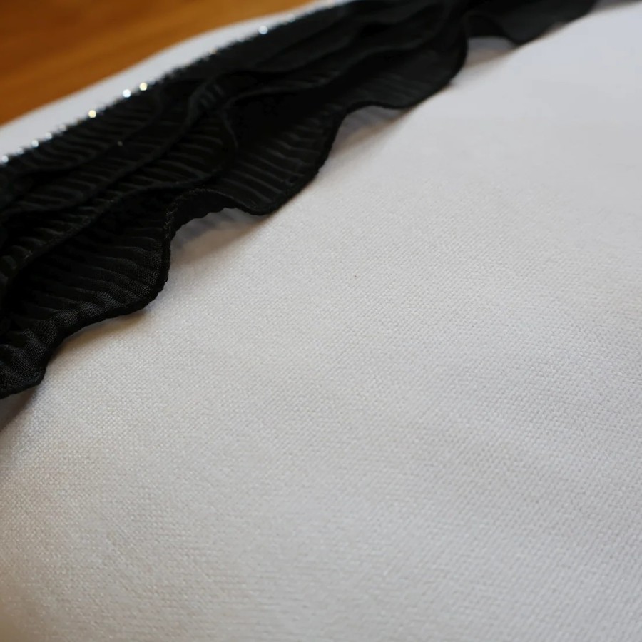 Poszewka na poduszkę z czarna falbanką cyrkonie biały 335 – Dodatki – zdjęcie 2