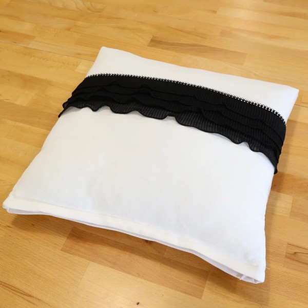 Poszewka na poduszkę z czarna falbanką cyrkonie biały 335 – Dodatki – zdjęcie 3