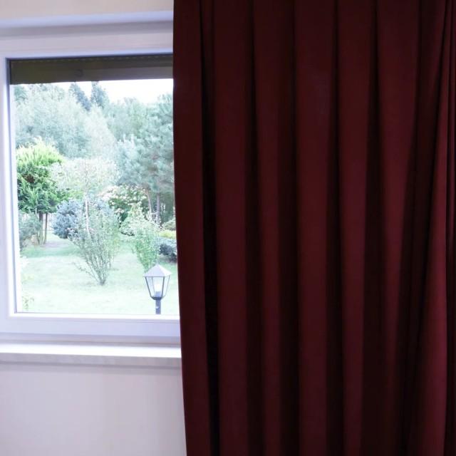 Zasłona kolor bordowy ciemny efekt zamszu 338 – Zasłony – zdjęcie 5