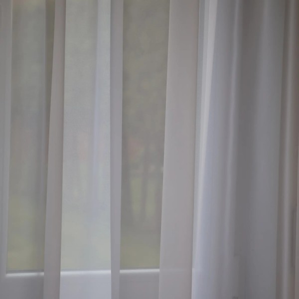 Prosta klasyczna firana z białego woalu obszyta lamówką 054 – Firany – zdjęcie 1