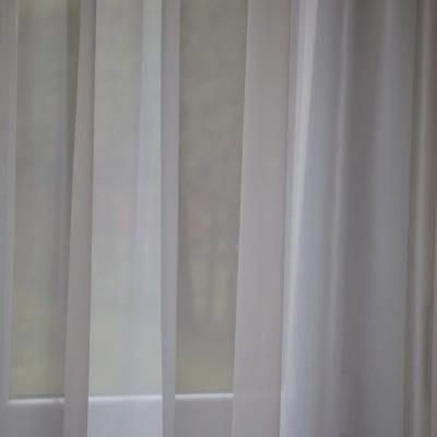 Prosta klasyczna firana z białego woalu obszyta lamówką 054 – Firany – zdjęcie 1