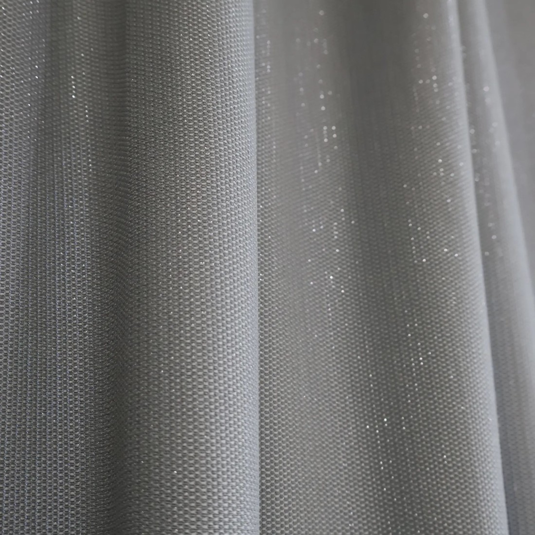 Szara zasłona z delikatnym połyskiem 347 – Zasłony – zdjęcie 1