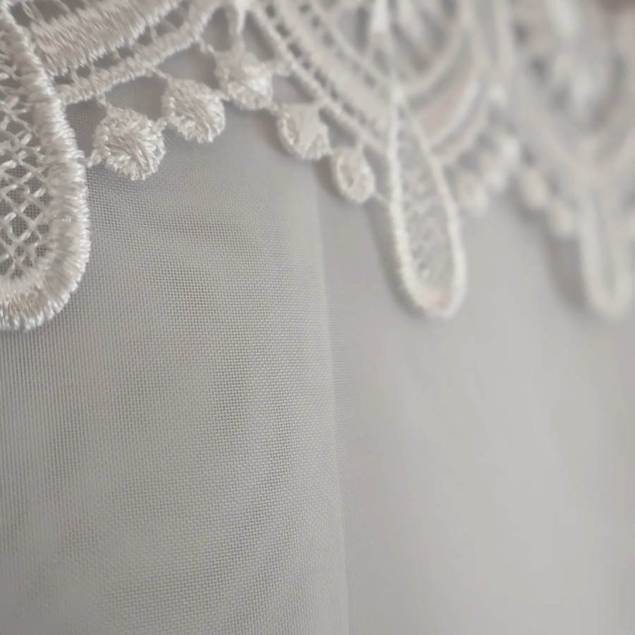 Prosta firana z białego woalu gipiura wzór kwiatowy 358 – Firany – zdjęcie 2