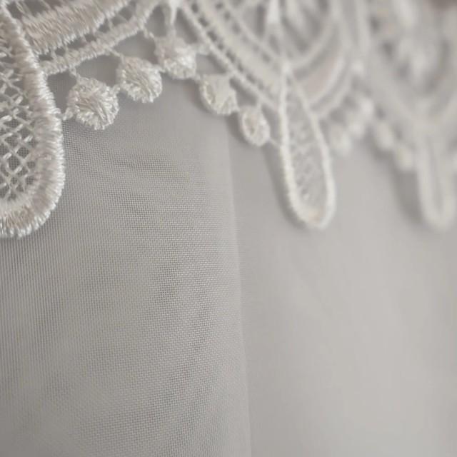 Prosta firana z białego woalu gipiura wzór kwiatowy 358 – Firany – zdjęcie 2