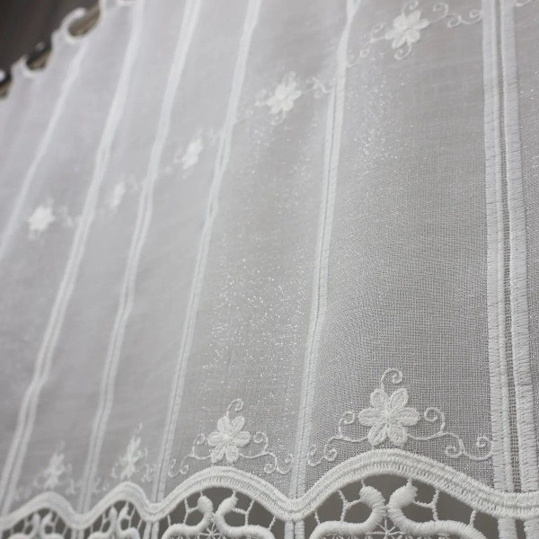 Zazdrostka kremowa z batystu z haftem i gipiurą 373 – Do kuchni – zdjęcie 6