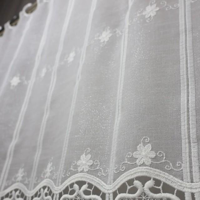 Zazdrostka kremowa z batystu z haftem i gipiurą 373 – Do kuchni – zdjęcie 6