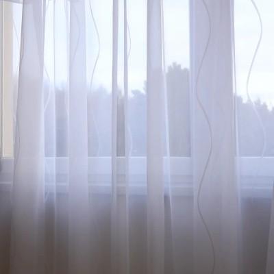 Elegancka biała firana z delikatnym wzorem fala 375 – Firany – zdjęcie 2