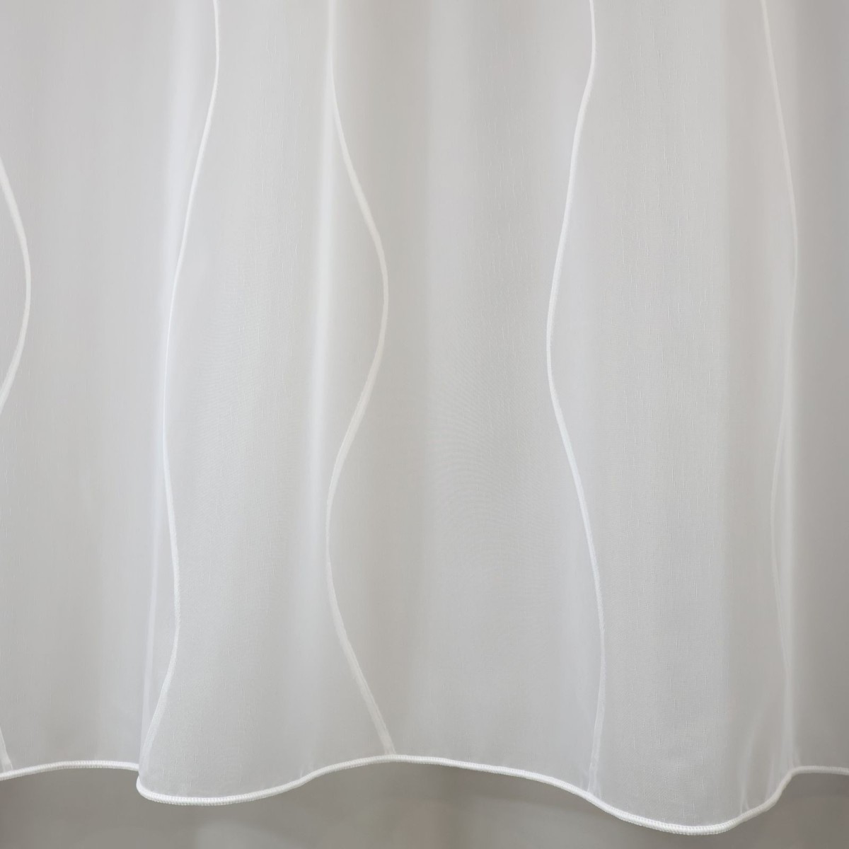 Elegancka biała firana z delikatnym wzorem fala 375 – Firany – zdjęcie 1