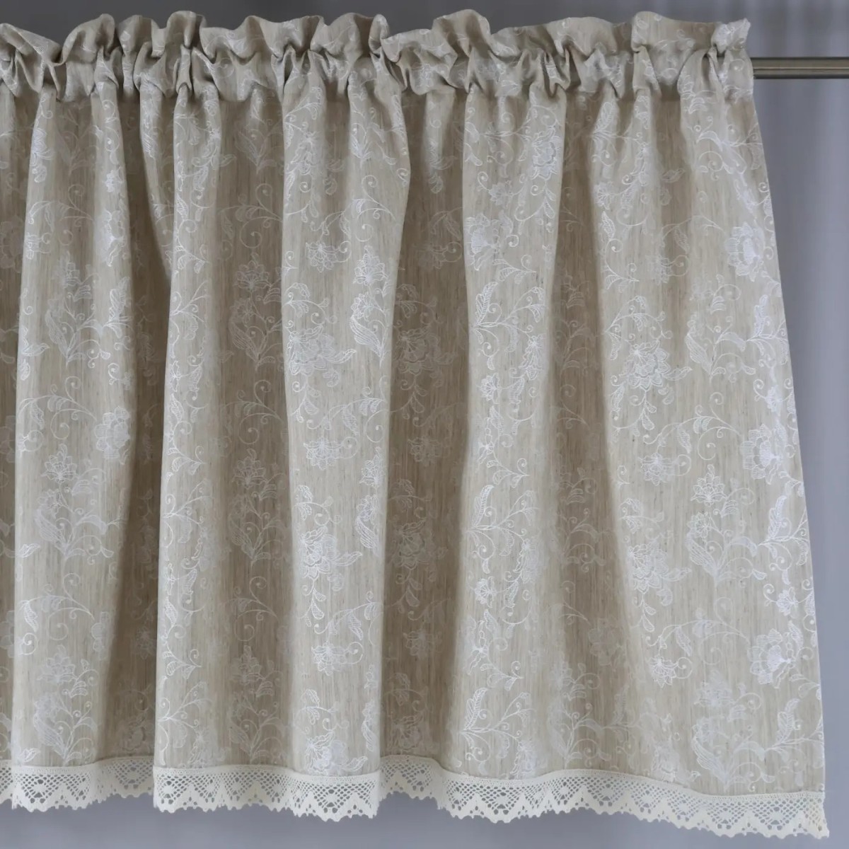Lambrekin dekoracyjny beżowy z koronkowym wykończeniem 378 – Firany – zdjęcie 1