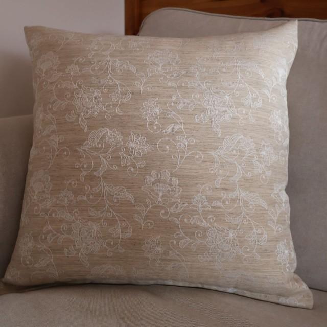 Poszewka dekoracyjna kremowo-beżowa z motywem roślinnym 380 – Dodatki – zdjęcie 2