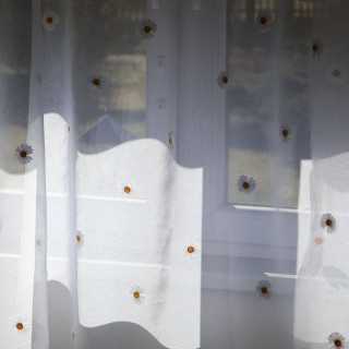 Firana z haftem biała stokrotki margaretki 390 – Firany – zdjęcie 2