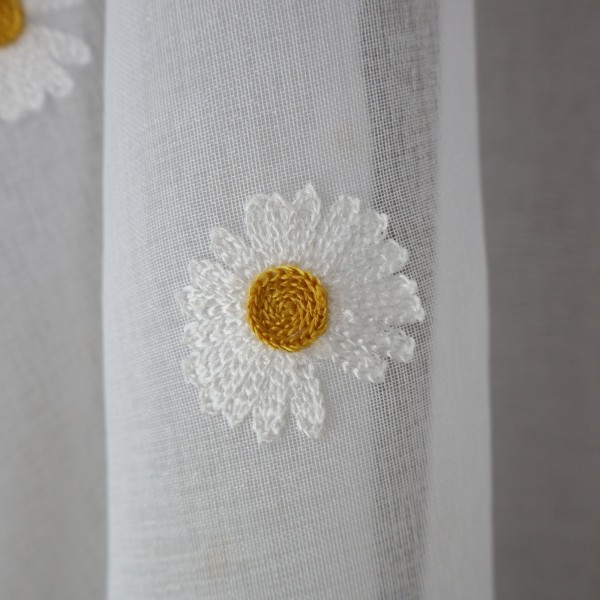 Firana z haftem biała stokrotki margaretki 390 – Firany – zdjęcie 4