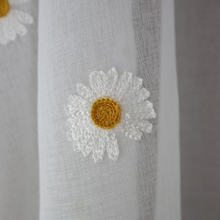 Firana z haftem biała stokrotki margaretki 390 – Firany – zdjęcie 4