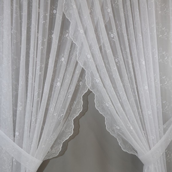 Firana biała haftowana z delikatnym połyskiem 389