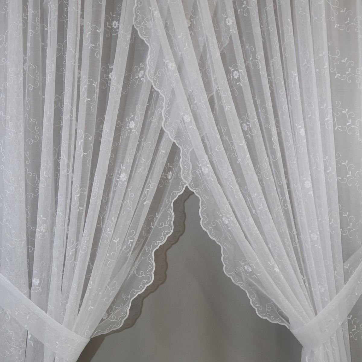 Firana biała haftowana z delikatnym połyskiem 389 – Firany – zdjęcie 1