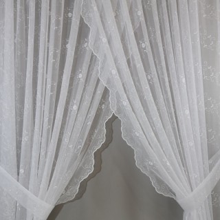 Firana biała haftowana z delikatnym połyskiem 389 – Firany – zdjęcie 1