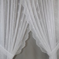 Firana biała haftowana z delikatnym połyskiem 389 – Firany – zdjęcie 1