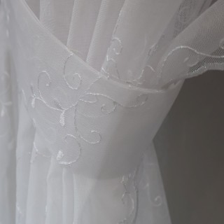 Firana biała haftowana z delikatnym połyskiem 389 – Firany – zdjęcie 4