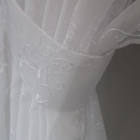 Firana biała haftowana z delikatnym połyskiem 389 – Firany – zdjęcie 4