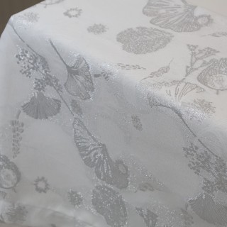 Obrus plamoodporny biało-srebrny z liśćmi miłorzębu 040