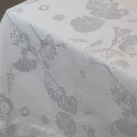Obrus plamoodporny biało-srebrny z liśćmi miłorzębu 040