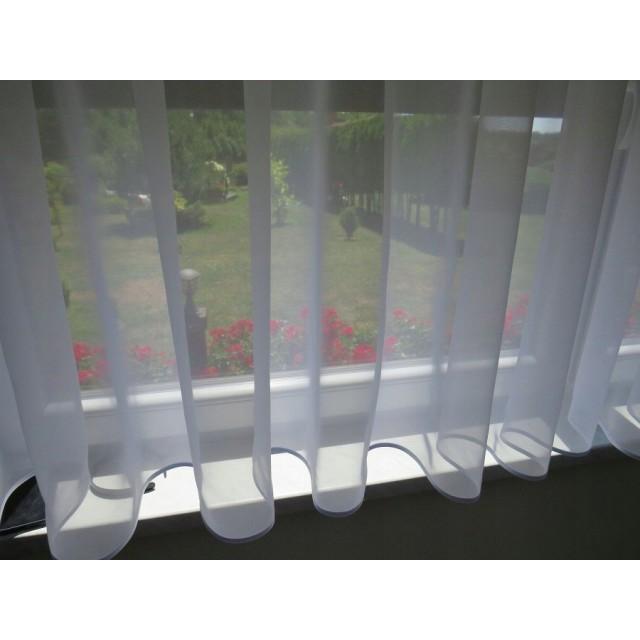 Prosta klasyczna firana z białego woalu obszyta lamówką 054 – Firany – zdjęcie 5